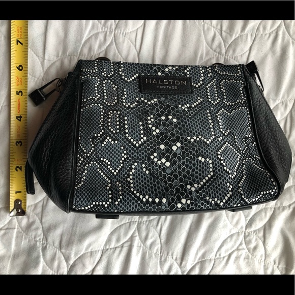 HALSTON HERITAGE AUTHENTIC! Leather purse w/embossed snake skin design. A Steal! - Picture 2 of 16